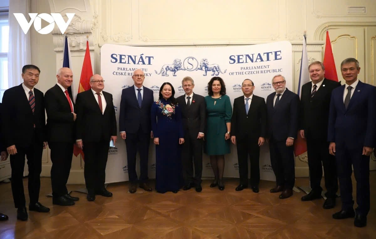 Phó Chủ tịch nước Võ Thị Ánh Xuân và đoàn công tác chụp ảnh lưu niệm với các lãnh đạo Thượng viện Cộng hoà Séc.(Ảnh: Hải Đăng-VOV)