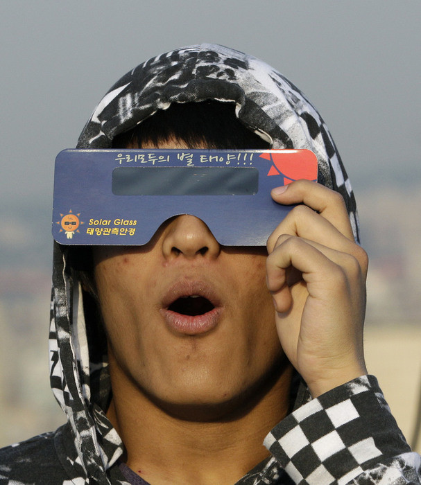 Một sinh viên Hàn Quốc đeo kính xem nhật thực sáng ngày 21-5