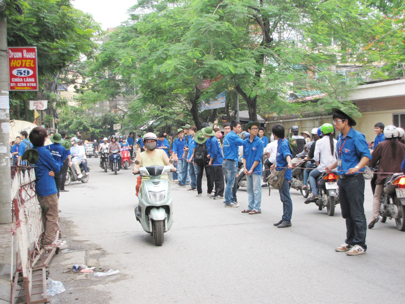 Ngay từ sáng sớm, lực lượng sinh viên tình nguyện tại các địa điểm thi đã có mặt để kịp thời hỗ trợ cho các sĩ tử, bảo đảm an ninh trật tự. Ảnh chụp tại ĐH Ngoại Thương