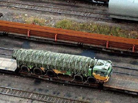 Tên lửa DF-25 được xe vận tải 10 bánh chuyên chở. Ảnh: Want China Times. Tên lửa DF-25 được xe vận tải 10 bánh chuyên chở. Ảnh: Want China Times