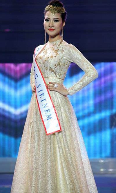 Chiếc váy dạ hội và dải băng sai tên nước Trần Thị Quỳnh sử dụng trong đêm chung kết Hoa hậu Quý bà Thế giới, tối 23/11 ở Quảng Châu, Trung Quốc. Chiếc váy dạ hội và dải băng sai tên nước Trần Thị Quỳnh sử dụng trong đêm chung kết Hoa hậu Quý bà Thế giới, tối 23/11 ở Quảng Châu, Trung Quốc