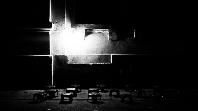 Thỉng thoảng tôi thích đi bộ ở phố cổ, vào trong những con ngõ bé xíu mà chẳng biết sẽ đưa người ta đến đâu. Một ngõ cụt tối tăm, một góc bếp ấm áp hay ánh sáng hắt ra từ một gia đình đang quây quần quanh bữa cơm. Một góc quán nhỏ cho những cuộc hội ngộ Những quán bia quen thuộc ở Hà Nội Một góc phố của người lao động, gương mặt chú thợ hàn thanh thản lạ Bác thợ vẽ tranh truyền thần ở chợ Đồng Xuân Những nghệ nhân đường phố Ngõ vắng ngoại ô Hà Nội Hoàng hôn sau một cơn mưa - nhìn về Hà Nội từ cầu Long Biên - đằng sau sương khói mờ nhân ảnh kia là một Hà Nội phồn hoa và nhộn nhịp Về nhà