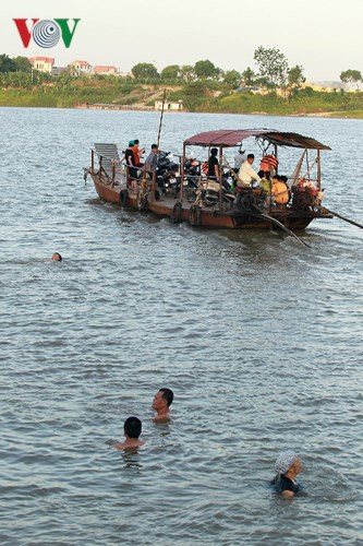 Thót tim trẻ em tập bơi tại bến đò trên sông Hồng ảnh 2