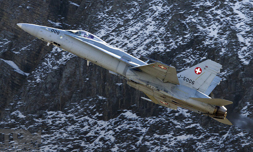 Căn cứ tiêm kích bí mật trong lòng núi của Thụy Sĩ ảnh 1