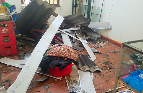 Lốc xoáy cuốn bay mái tôn, trùm lên xe tải đang chạy trên quốc lộ ảnh 3