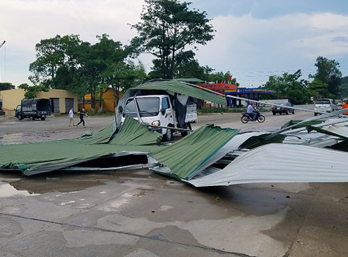 Lốc xoáy cuốn bay mái tôn, trùm lên xe tải đang chạy trên quốc lộ ảnh 2