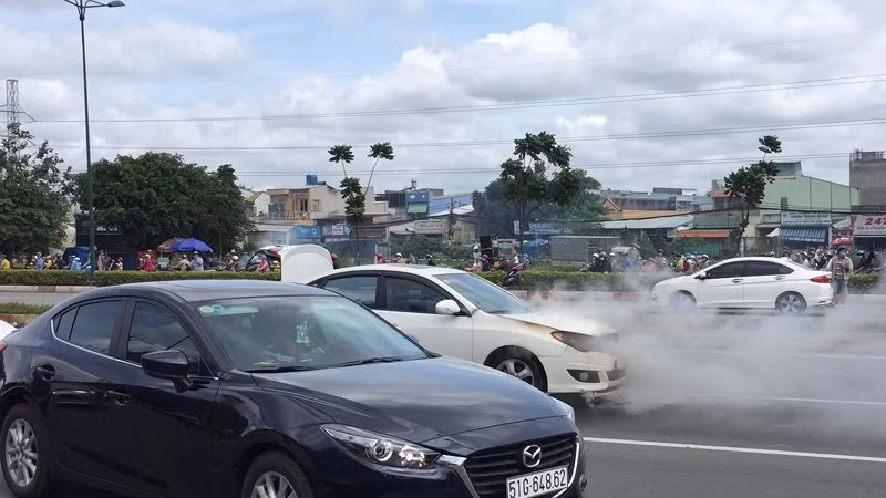 Xe 4 chỗ đang chạy, bốc cháy trên đường Phạm Văn Đồng ảnh 1