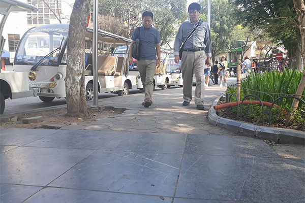 Gạch lát vỉa hè hồ Gươm còn tốt, sao phải thay hết? ảnh 3