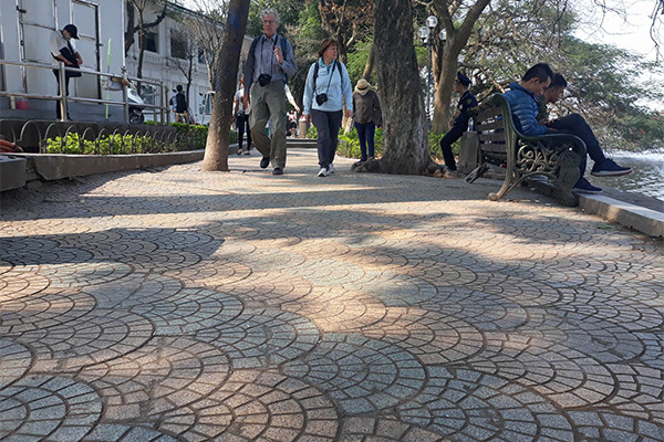 Gạch lát vỉa hè hồ Gươm còn tốt, sao phải thay hết? ảnh 2