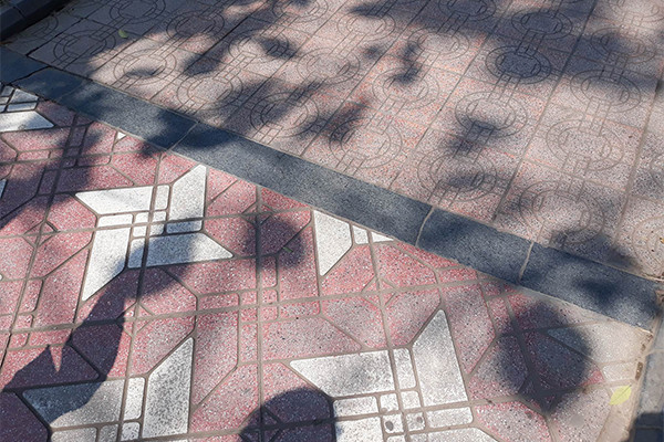 Gạch lát vỉa hè hồ Gươm còn tốt, sao phải thay hết? ảnh 1