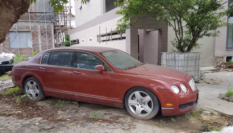 Xe siêu sang Bentley, biển độc nằm phủ bụi trên vỉa hè Hải Phòng ảnh 2