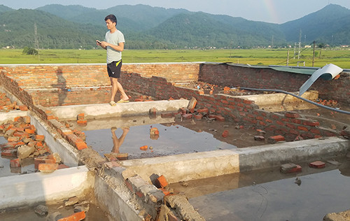 Lốc xoáy cuốn bay mái tôn, trùm lên xe tải đang chạy trên quốc lộ ảnh 1