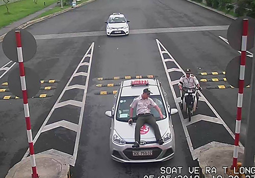 Tài xế taxi hất nhân viên an ninh sân bay Nội Bài lên capo ảnh 1