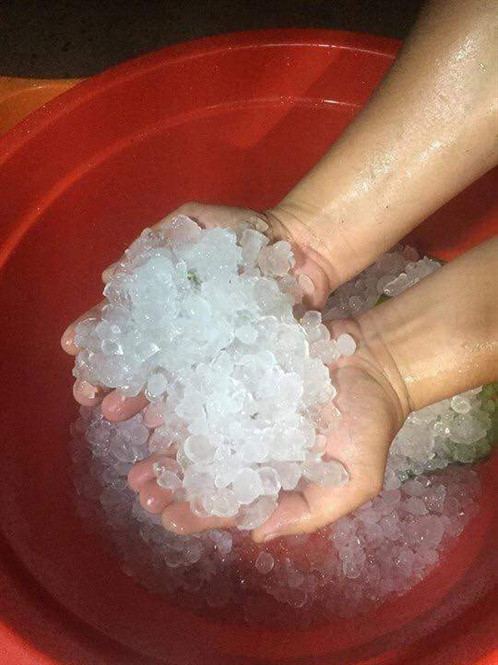 Kinh hãi với mưa đá dội xuống thành phố Bắc Kạn trong đêm ảnh 1