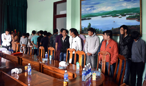 Hơn 20 người đánh bạc trong rừng ảnh 1