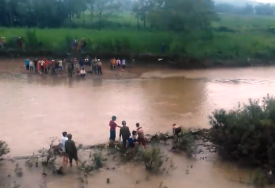 Đi đánh cá, tá hỏa thấy thi thể đang phân hủy ảnh 1