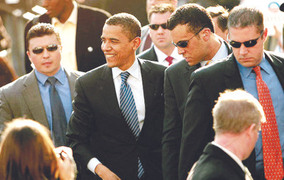 Các đặc vụ (đeo kính đen) bảo vệ Tổng thống Mỹ Barack Obama. Ảnh: Belle News