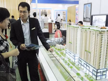 Để tránh bị bắt chẹt, đến kỳ điều chỉnh lãi suất, khách hàng cần thông báo cho ngân hàng quyền lợi của mình thay vì è cổ ra trả