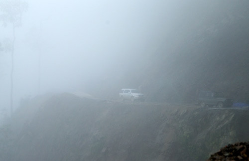 Xe đi xuyên qua “biển mây”