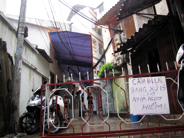 Hàng rào bảo vệ được dựng lên nhằm đảm bảo an toàn tuyệt đối trong quá trình thi công. UBND phường đã đình chỉ thi công tòa nhà của bà Phúc và lập hàng rào bảo vệ