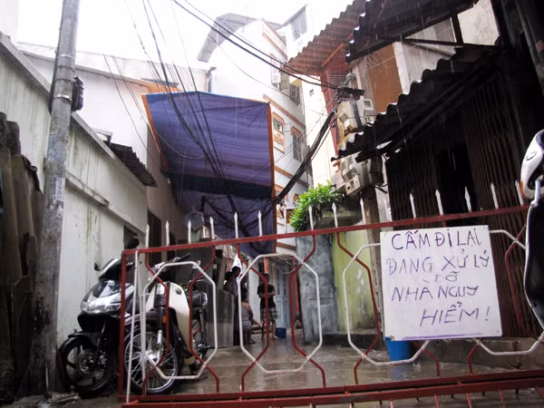 UBND phường đã đình chỉ thi công tòa nhà của bà Phúc và lập hàng rào bảo vệ