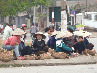 Chờ việc tại chân cầu Chương Dương