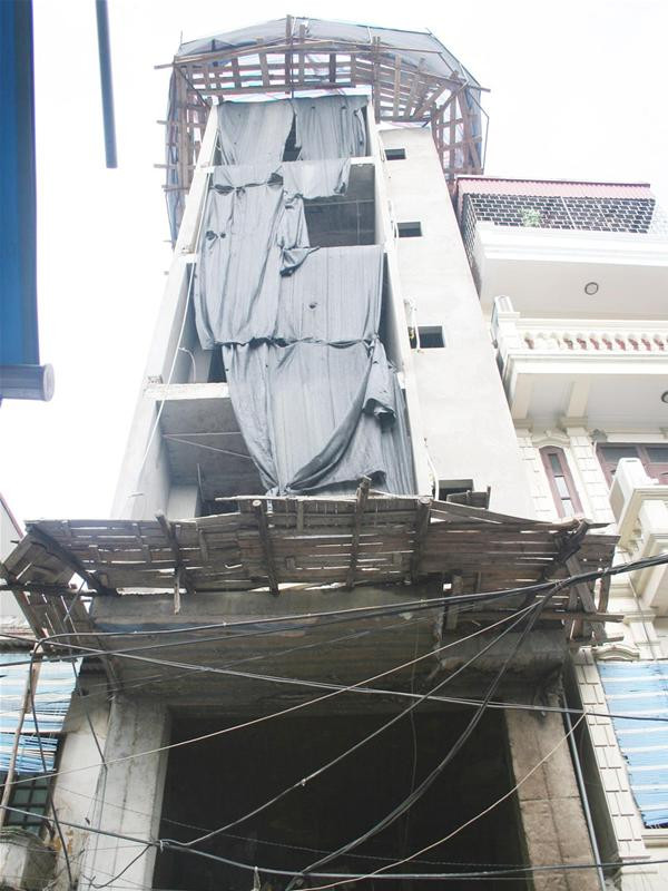 Tòa nhà cao bảy tầng không giấy phép tại 22 phố Cầu Đất (quận Hoàn Kiếm, Hà Nội). Ảnh: PV