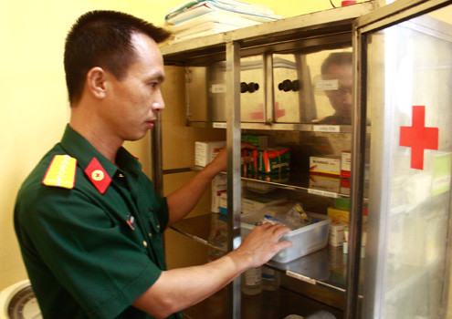 Điều kiện của bệnh xá còn hạn chế, nhiều khi bác sĩ Nam cũng phải kiêm luôn bác sĩ thú y