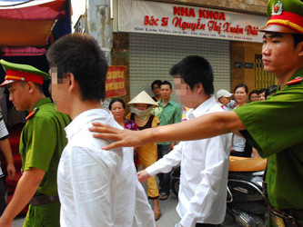 Một số ý kiến Thường trực Ủy ban Pháp luật đề nghị không nên quy định xóa đăng ký thường trú đối với những người đi tù. Trong ảnh: Dẫn giải các bị cáo về trại giam sau khi tòa tuyên án