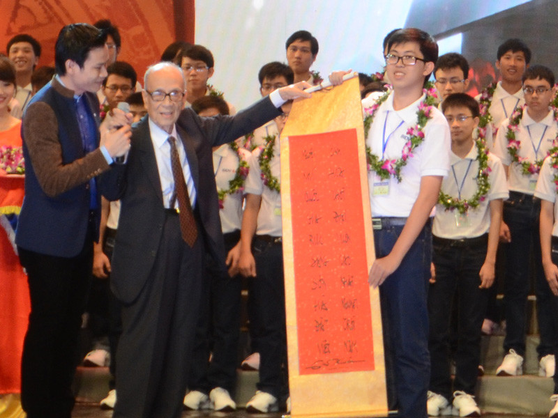 GS Vũ Khiêu tặng các em học sinh câu đối