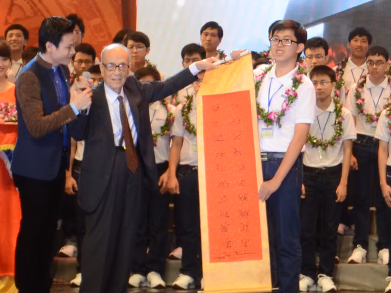 GS Vũ Khiêu tặng các em học sinh câu đối