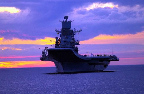 Ngày 16/11/2013, phía Nga đã chính thức bàn giao tàu sân bay INS Vikramaditya cho Hải quân Ấn Độ. Đây là chiếc tàu được cải tạo lại từ tàu sân bay Đô đốc Gorshkov của Hải quân Liên Xô đã ngừng hoạt động, Ấn Độ mua lại với giá rẻ và đặt hàng Nga cải tạo lại. Với lượng giãn nước toài tải tới 45.400 tấn, INS Vikramaditya được xem là tàu sân bay lớn thứ 2 ở khu vực châu Á, xếp sau tàu sân bay Liêu Ninh – Trung Quốc