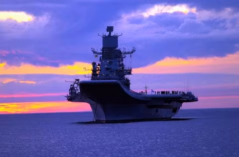 Ngày 16/11/2013, phía Nga đã chính thức bàn giao tàu sân bay INS Vikramaditya cho Hải quân Ấn Độ. Đây là chiếc tàu được cải tạo lại từ tàu sân bay Đô đốc Gorshkov của Hải quân Liên Xô đã ngừng hoạt động, Ấn Độ mua lại với giá rẻ và đặt hàng Nga cải tạo lại. Với lượng giãn nước toài tải tới 45.400 tấn, INS Vikramaditya được xem là tàu sân bay lớn thứ 2 ở khu vực châu Á, xếp sau tàu sân bay Liêu Ninh – Trung Quốc