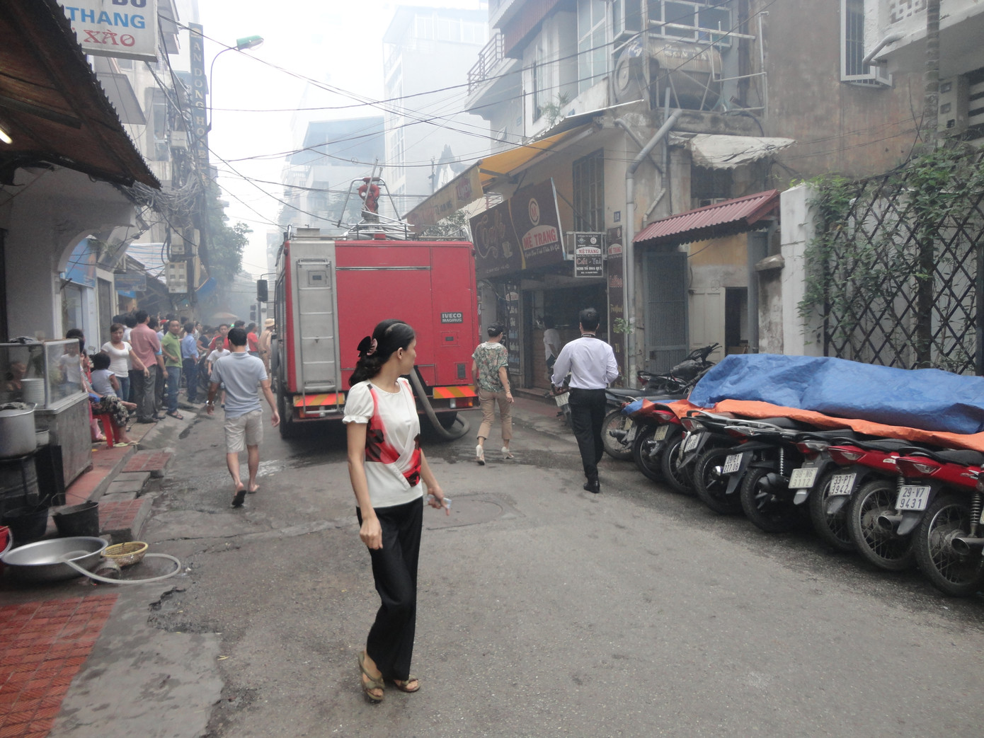 Con phố khá nhỏ, khiến lực lượng PCCC rất khó khăn với tiếp cận được hiện trường