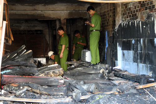 Căn nhà hai tầng rộng hơn 50 m2 hầu như đã hỏng hoàn toàn, kết cấu bị phá vỡ do quá trình chữa cháy và sức nóng của ngọn lửa. Toàn bộ tài sản trong nhà đã bị cháy rụi. Nhà này do ông Trần Văn Bê, 84 tuổi làm chủ là nơi sinh sống của con và các cháu ông. Thời điểm xảy ra hỏa hoạn có 10 người trong nhà, song 5 người đã tử vong, trong đó có một nữ điều dưỡng đến khám bệnh cho vợ ông Bê