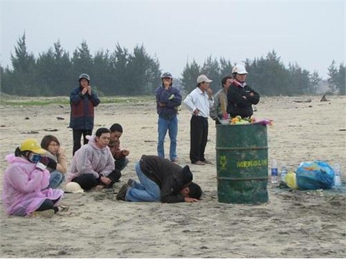 Những người dân cầu nguyện, hy vọng điều thần kỳ có thể đến với người thân của mình. Những người dân cầu nguyện, hy vọng điều thần kỳ có thể đến với người thân của mình