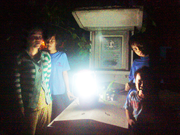 Gia đình chị Hồng chưa biết sẽ đi về đâu Ảnh: T.N.A