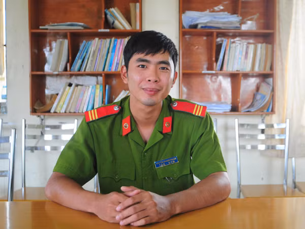 Thượng sĩ Nguyễn Quang Thuấn tại trụ sở làm việc. Ảnh: Tuấn Nguyễn