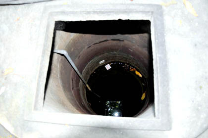 Cái giếng sau nhà, nơi người trong thôn phát hiện ra xác bà Cúc