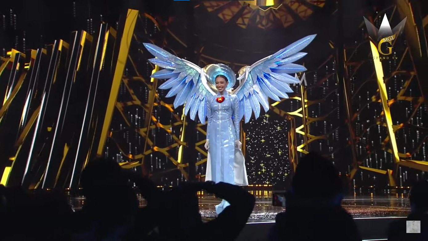 Thuỳ Tiên toả sáng khi trình diễn trang phục dân tộc ở Miss Grand.