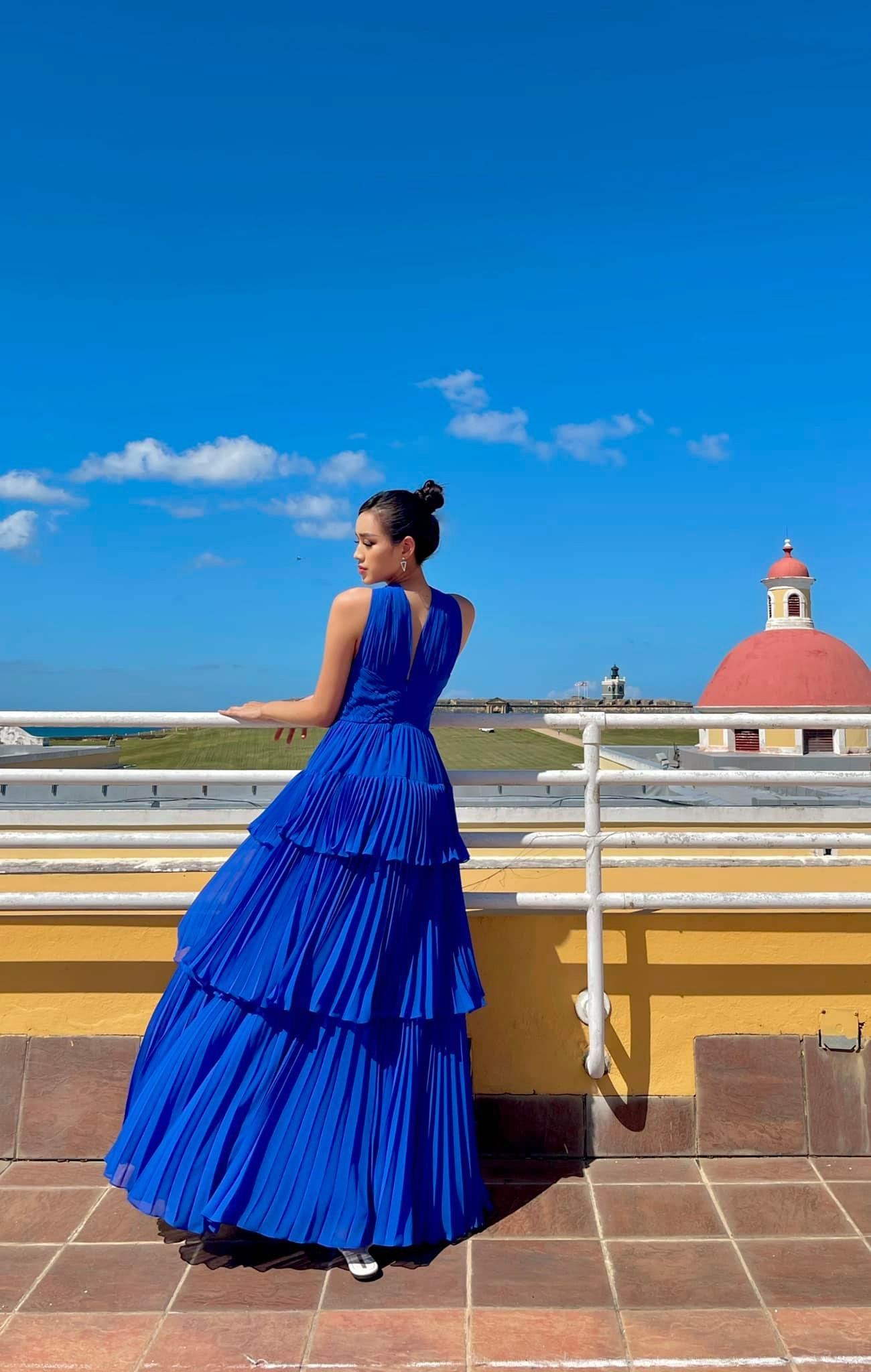 Mỗi ngày, Đỗ Thị Hà đều thay váy áo rực rỡ để khoe vẻ đẹp tươi trẻ, vóc dáng quyến rũ cùng đôi chân dài 1m1. Hoa hậu còn được khen ngợi với tài tự make-up và làm tóc chuyên nghiệp.