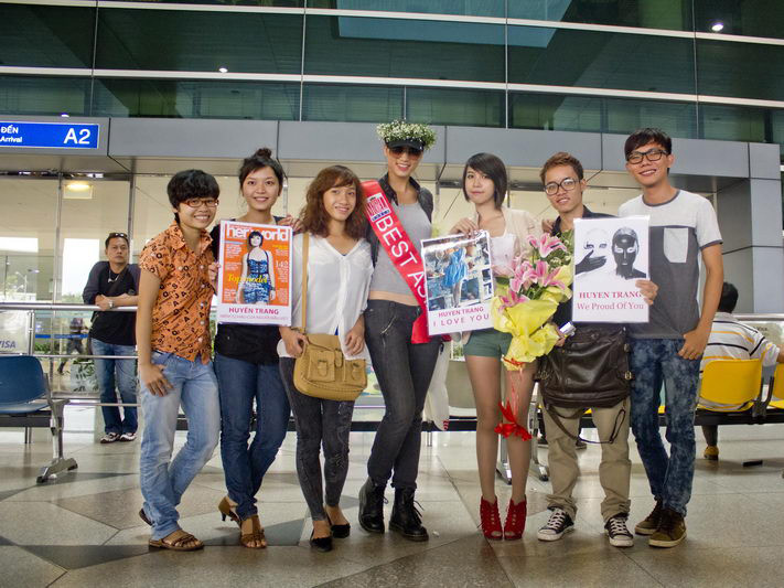 Đông đảo fans hâm mộ đã tới chào mừng Huyền Trang
