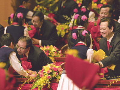 Thiếu nhi Thủ đô tặng hoa Đoàn Chủ tịch Đại hội . Ảnh: TTXVN Thiếu nhi Thủ đô tặng hoa Đoàn Chủ tịch Đại hội