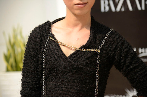 Bộ trang phục được kết hợp với các phụ kiện và vòng tay và vòng cổ rất phong cách