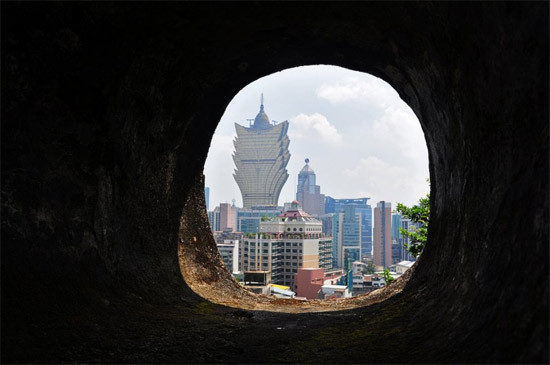 Trước đây, Macau là một thuộc địa của Bồ Đào Nha, được bảo vệ bởi pháo đài Monte Fort xây dựng vào năm 1617. Trong ảnh là quang cảnh nhìn qua một trong những bức tường của pháo đài này