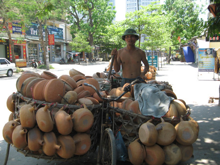 Người lao động phải cởi áo đấy xe bán nồi đất.