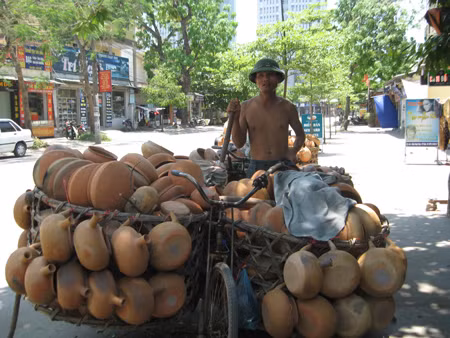 Người lao động phải cởi áo đấy xe bán nồi đất.