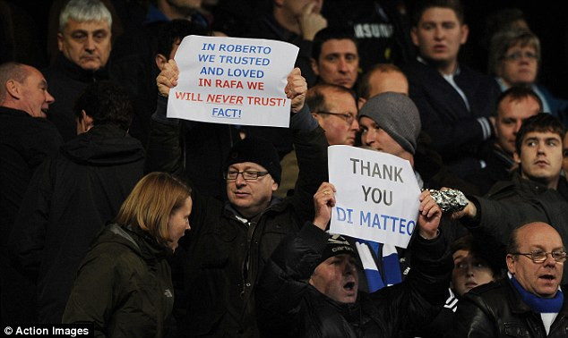 Các CĐV Chelsea bày tỏ tình cảm với Di Matteo và giơ biểu ngữ chống Benitez