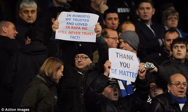 Các CĐV Chelsea bày tỏ tình cảm với Di Matteo và giơ biểu ngữ chống Benitez. Các CĐV Chelsea bày tỏ tình cảm với Di Matteo và giơ biểu ngữ chống Benitez