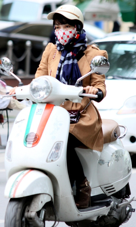 Phụ nữ điều khiển phương tiện giao thông được trang bị kỹ lưỡng từ đầu tới chân